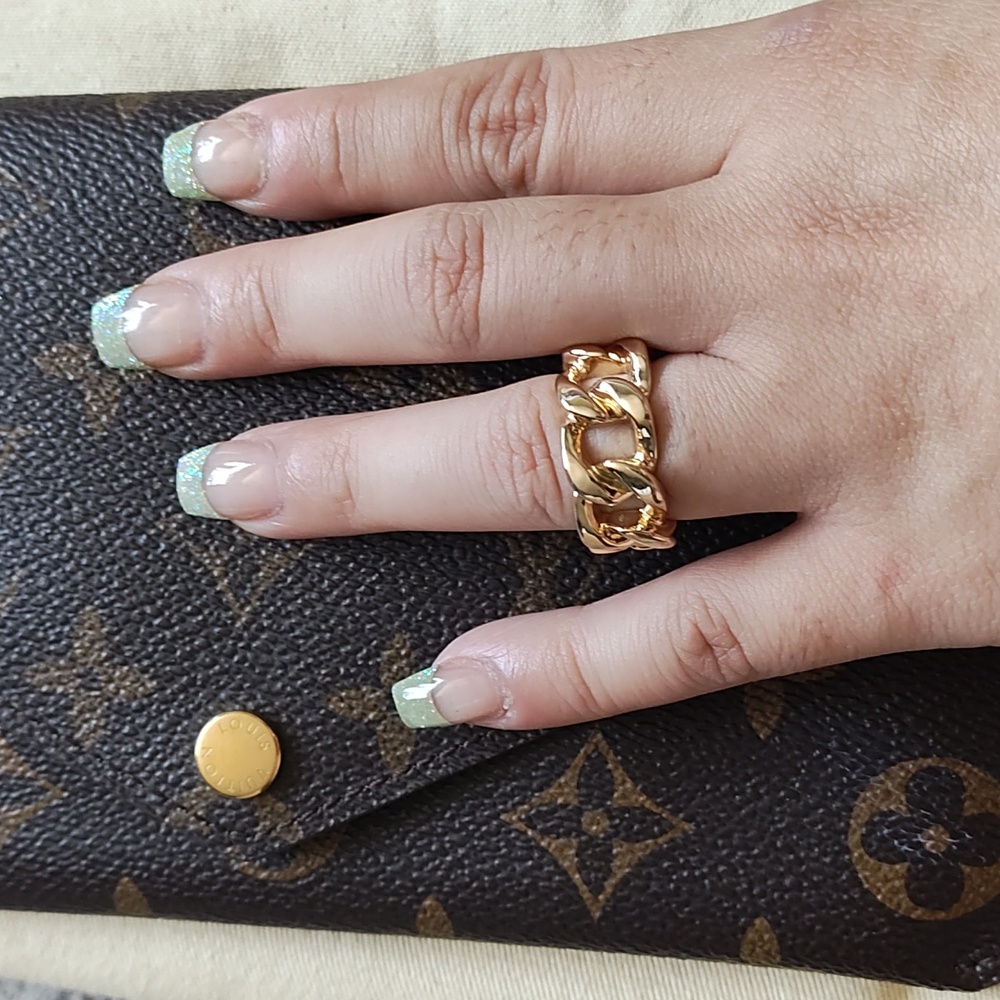 Classy Chain Ring - Picture 2 of 3